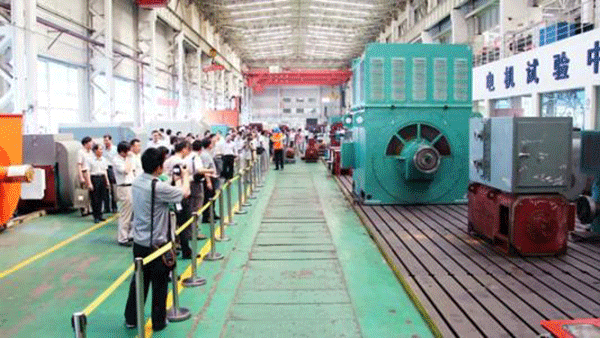 西安泰富西瑪電機成功開發YR系列4500KW大型廢鋼鐵破碎電機。