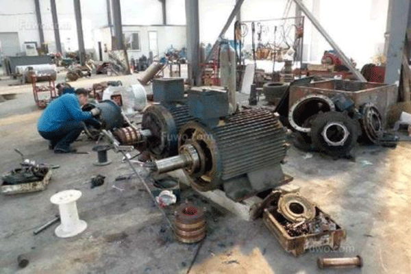 西安西瑪電機驅動軸修理中軸向間隙的測量。