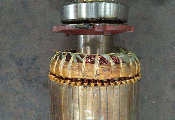 西安電機廠技術員關于高壓電機端部捆扎的重要性分析。